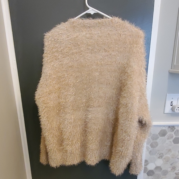 Fuzzy sweater - Picture 2 of 3